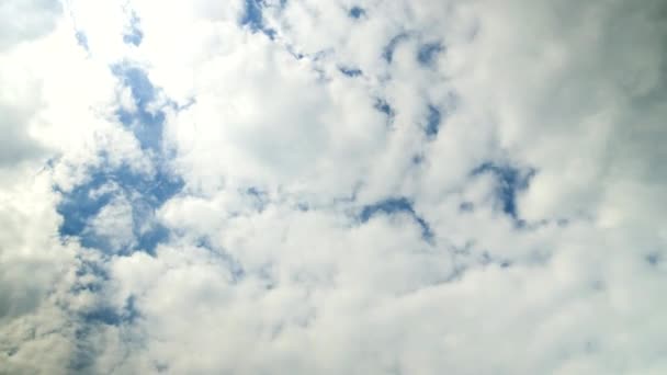 Проміжок часу кумульських хмар на блакитному небі . — стокове відео