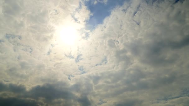 Laps de temps de cumulus nuages contre un ciel bleu . — Video