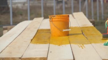Ahşap plakaları antiseptik kaplama.