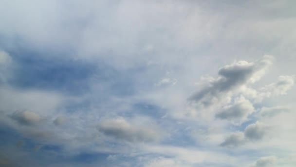 Čas, kdy se shluky mraků na modrém nebi propadají. — Stock video