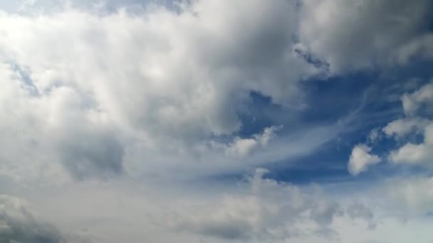 Time lapse of cumulus clouds against a blue sky. — Stock Video