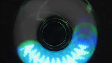 Münferit bir arka plan üzerinde spinner. Tek bir nokta etrafında dönen çeşitli desenler.