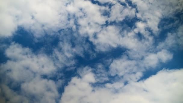 Laps de temps de cumulus nuages contre un ciel bleu. Les nuages blancs resserrent le ciel .