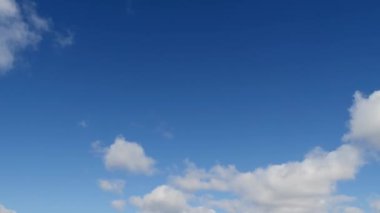 Mavi bir bahar gökyüzünde bulutlar.