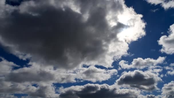Nuages sur un ciel bleu printanier .