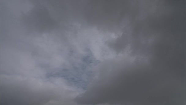 Nuages sur un ciel bleu printanier .
