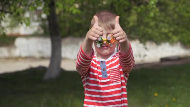 Spinner Glasen Snurrar Kul Gatan Snurrande Leksak Ett Roligt Ansikte — Stockvideo