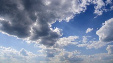 Taymlaps, mavi gökyüzüne karşı kümülüs bulutları. Yoğun bulutlar, gün boyunca parlak beyaz bulutlar önemli dikey gelişimi ile. Orta troposferin alt ve kısmında konveksiyon gelişimi ile ilişkili Oblok.