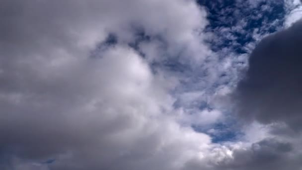 Frühling blauer Himmel mit Wolken. — Stockvideo