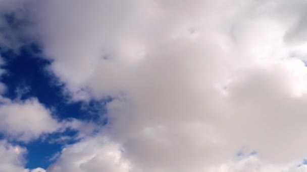 Весна голубое небо с облаками . — стоковое видео