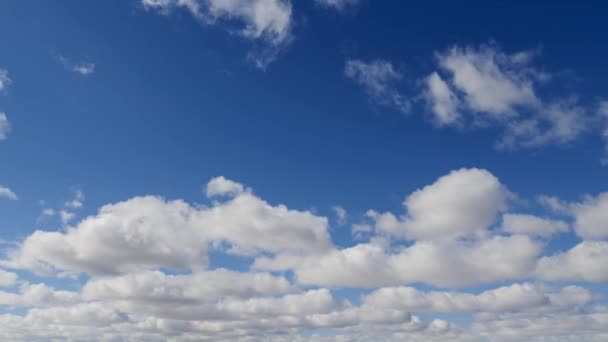 Nuages sur un ciel bleu printanier — Video