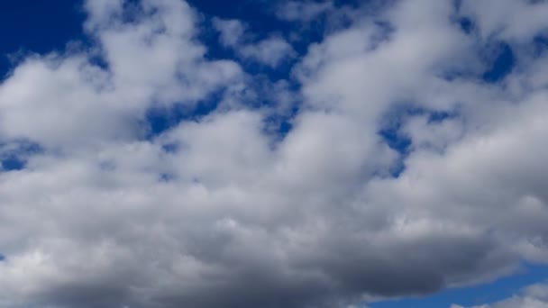 Wolken op een blauwe lente hemel — Stockvideo