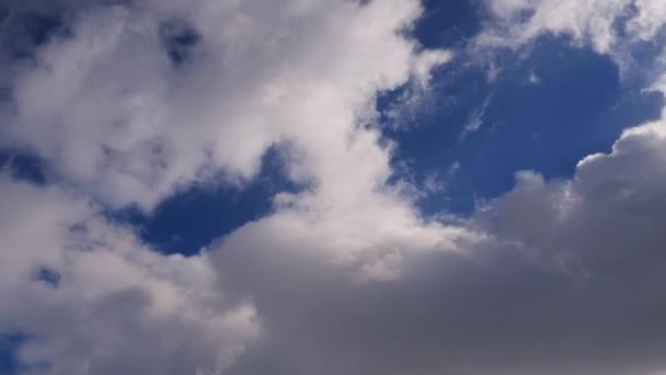 Σύννεφα σε έναν γαλάζιο ουρανό — Αρχείο Βίντεο