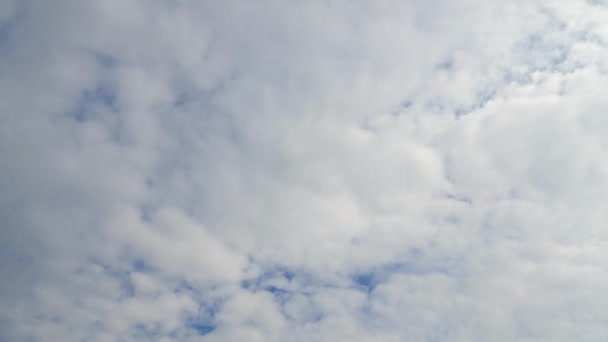 Облака на голубом весеннем небе — стоковое видео