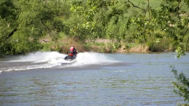 Nehirde jet ski. Sıçramalar birbirinden uçar. — Stok video