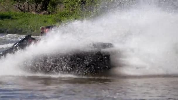 Jet ski sur la rivière. Les éclaboussures s'écartent . — Video