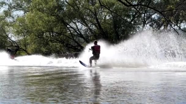 川の上のジェットスキー。スプラッシュは飛んで飛ぶ. — ストック動画