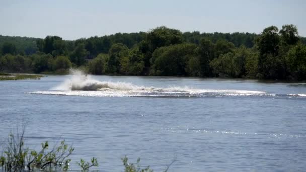 Jetski på floden. Stänk flyga isär. — Stockvideo