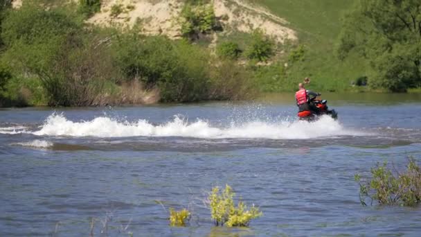Jet ski en el río. Salpicaduras vuelan aparte . — Vídeos de Stock