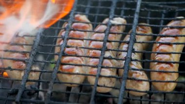 Sosis ateşe kavrulmuş.