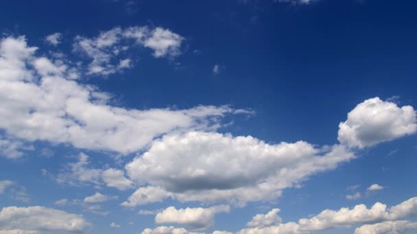 Taymlaps, cumulus nuages contre le ciel bleu. Nuages denses, nuages blancs brillants pendant la journée avec un développement vertical significatif. Oblok associé au développement de la convection dans la partie inférieure et une partie de la troposphère moyenne .