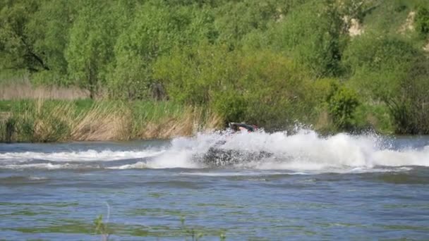 Jet ski en el río. Salpicaduras vuelan aparte . — Vídeos de Stock