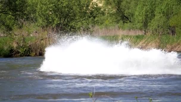 Jetski Auf Dem Fluss Spritzer Fliegen Auseinander Ein Mann Auf — Stockvideo