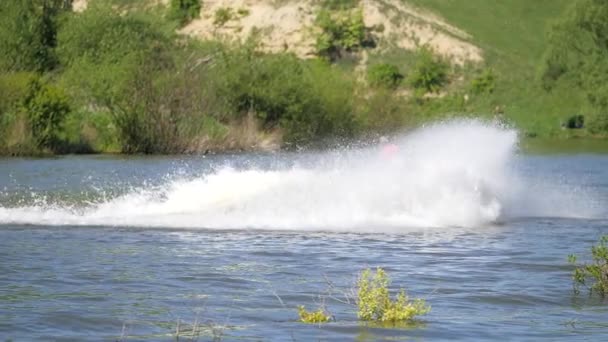 Джет Лижі Річці Чіпси Розлітаються Чоловік Водному Мотоциклі Розбиває Воду — стокове відео