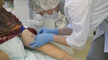 Hemodiyaliz, yapay böbrek cihazı. Hayat kurtarıyorum. Hastayı kan nakli sistemine bağlayın. Hastanın damarına iğne batırılma.