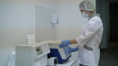 Hemodiyaliz, yapay böbrek cihazı. Hayat kurtarıyorum. Kan testi için laboratuvar
