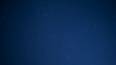 Gece yıldızlı gökyüzü. Gökyüzünde kayan bir yıldız.