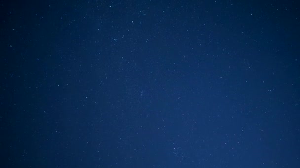 Cielo estrellado nocturno. Una estrella fugaz en el cielo . — Vídeos de Stock