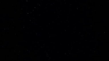 Gece yıldızlı gökyüzü. Gökyüzünde kayan bir yıldız. Yıldız Düşüşü.