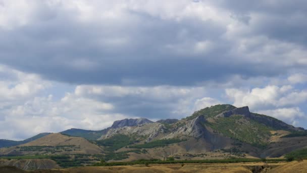 山岳風景。青空を横切る雲が流れている. — ストック動画