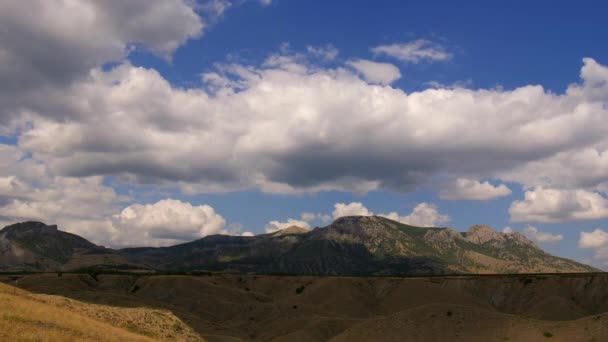 Górski krajobraz. Chmury Cirrus biegną przez błękitne niebo. — Wideo stockowe