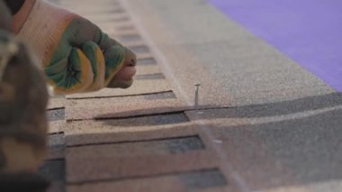 Yumuşak bir çatı döşemek. Yükseklerde çalış. Çivi ve çekiçle çarşaf germek.