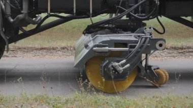 Caddeleri ve yol yüzeylerini temizlemek için ekipman.