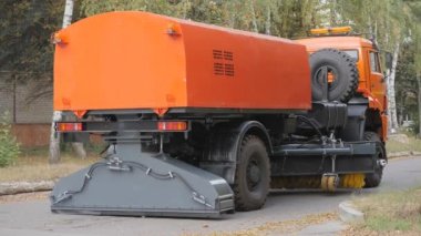 Caddeleri ve yol yüzeylerini temizlemek için ekipman.