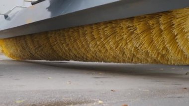 Caddeleri ve yol yüzeylerini temizlemek için ekipman.