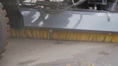 Caddeleri ve yol yüzeylerini temizlemek için ekipman.