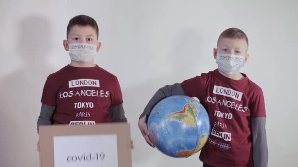 소년은 지구의 모델인 지구본을 가지고 있습니다 아이는 Covid Qarantine 이라는 — 비디오