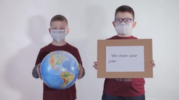 Pojken Har Glob Modell Planeten Jorden Barnet Håller Ett Tecken — Stockvideo
