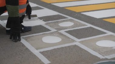 Yol işaretleri. Otobanda yaya yaya geçidini işaret ediyor. Hız tümseğine boya sürüyorum. Asfalt yollarını işaretleme teknolojisi.