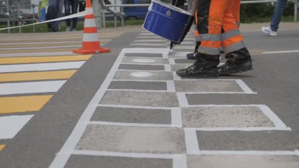 Marcas Tráfico Marcado Paso Peatonal Una Autopista Aplicando Pintura Bache — Vídeos de Stock