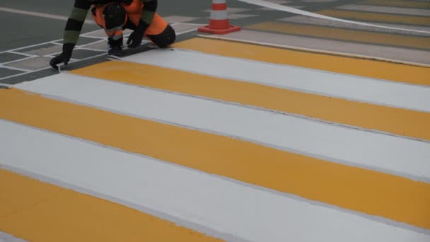 Marcas Tráfico Marcado Paso Peatonal Una Autopista Quitar Cinta Adhesiva — Vídeo de stock