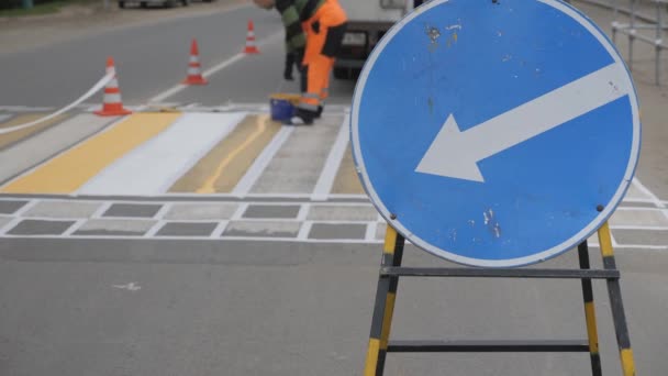 Marcas Tráfico Marcado Paso Peatonal Una Autopista Aplicación Pintura Sobre — Vídeo de stock