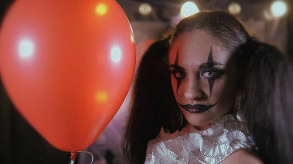 Maquiagem Halloween Fácil Menina Com Balão Vermelho Forma Palhaço Fundo — Fotografia de Stock