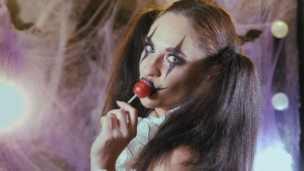 Portret Van Een Vrouw Een Clown Met Een Glimlach Het — Stockfoto