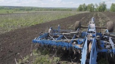 Toprağı temizliyorum. Kısa disk harrow. Bakir topraklarda çalışan çok amaçlı güçlü bir traktör. Kuru ayçiçeği tarlasının işlenmesi. Tarım tarlasını ekime hazırlıyorum. Çernozem topraklarının yetiştirilmesi. Kapatın. Yukarıdan görünüşü.