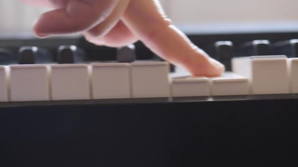 電子ピアノ。指がピアノキーを押す。音楽の授業. — ストック動画